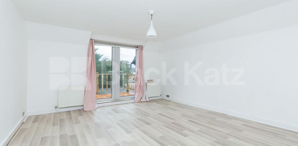 			SPACIOUS FAMILY HOME!, 3 Bedroom, 2 bath, 2 reception House			 Summers Lane, FINCHLEY